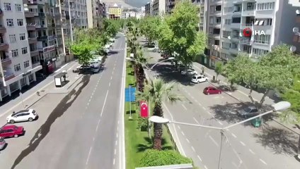 Polis boşalan cadde ve sokakları drone ile denetlendi