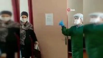 Korona virüsü yenen hasta sağlık çalışanları ile oynayarak taburcu oldu