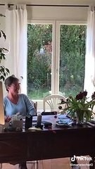 Une prof en plein cours à distance perturbée par un très gros lapin...