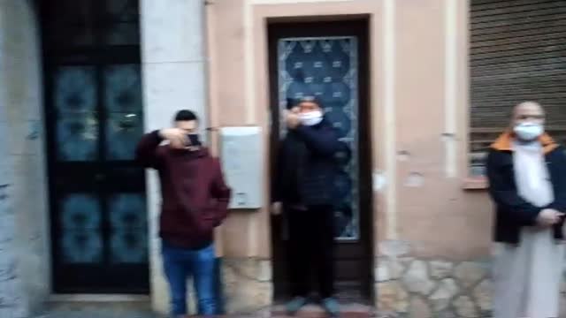 Investigan el llamamiento al rezo que hizo el imán de El Vendrell en plena calle ante un centenar de personas