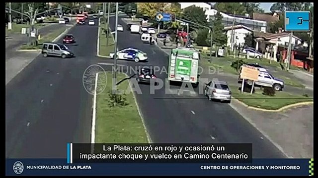 La Plata: cruzó en rojo y ocasionó un impactante choque y vuelco en Camino Centenario