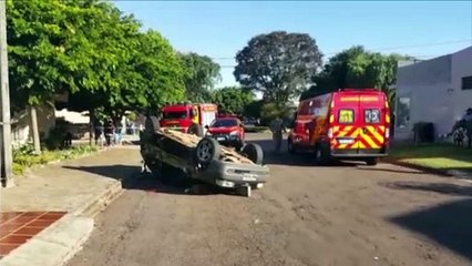 Gol capota após colisão contra SW4 no Universitário; mulher e criança ficaram feridas