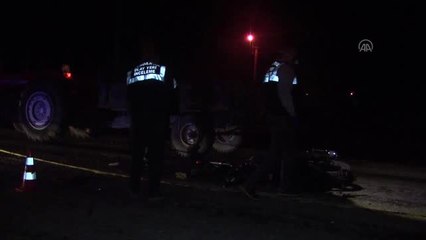 Traktör römorkuna çarpan motosikletin sürücüsü öldü