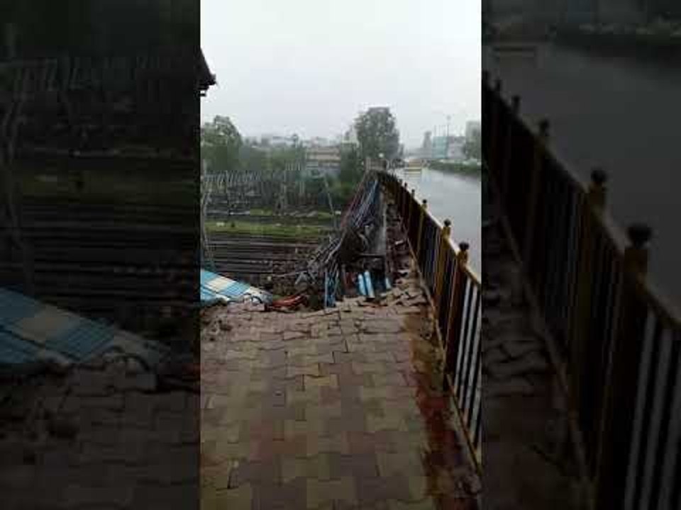 Mumbai: Road Over Bridge crashes on rail tracks, 6 injured