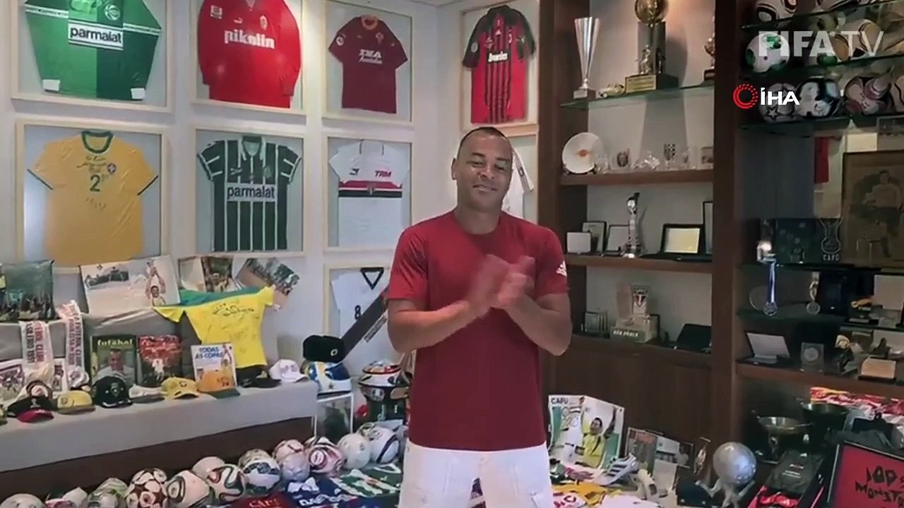 Pele, Maradona, Zidane, Carlos gibi yıldızlar sağlık çalışanlarını alkışladı