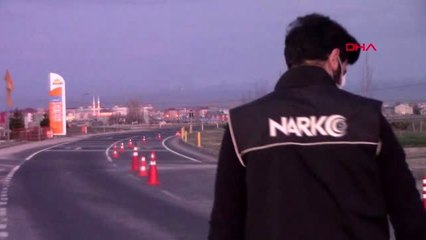 AĞRI-Polis, yakalanan eroin paketleriyle 'Evde kal' yazdı