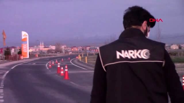 AĞRI-Polis, yakalanan eroin paketleriyle 'Evde kal' yazdı