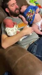 Cet enfant est fan de son petit frère