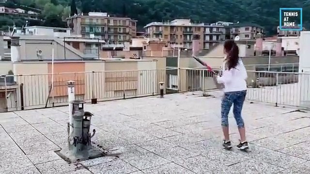Tennis At Home - En Italie, à Liguria, c'est tennis sur les toits d'immeubles !