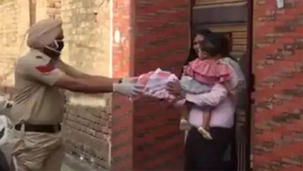 Lockdown में Police ने खास अंदाज में मनाया बच्ची का पहला Birthday, Viral हुआ Video | Boldsky