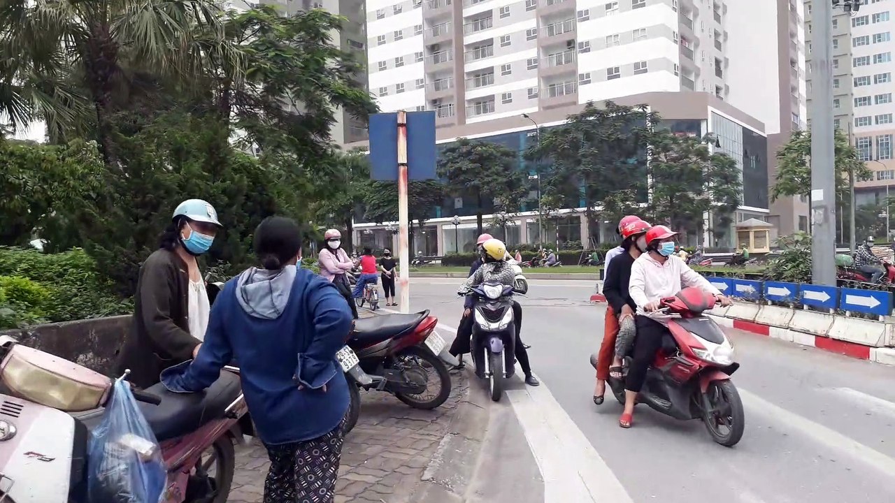 Hà Nội: 164 Khuất Duy Tiến: Lê Văn Lương: Thêm 1 điểm phát gạo và trứng giúp người dẫn vượt qua cơn dịch Côrona Covid 19