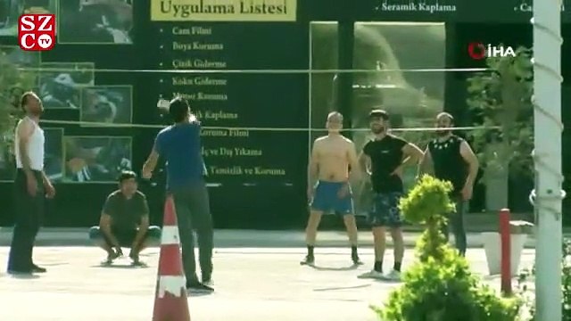 Yasağı hiçe sayıp voleybol oynadılar