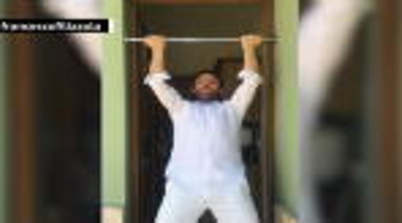 Coronavirus - Des tractions en chantant Con Te Partirò, le drôle de challenge d'un chanteur italien