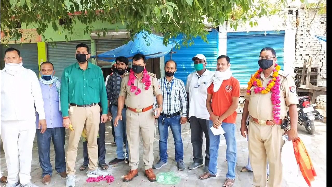 इटावा: पत्रकारों ने पुलिस अधिकारियों को किया सम्मानित