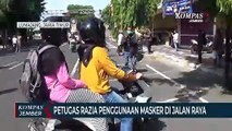 Petugas Razia Penggunaan Masker di Jalan Raya