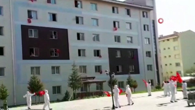Kuveyt’ten özel uçakla Kayseri’ye getirilen işçi: “5 yıldızlı otel beklerken, 10 yıldızlı otel geldi”- Kayseri’de karantinada buluna işçilere yurt görevlilerinden moral etkinliği