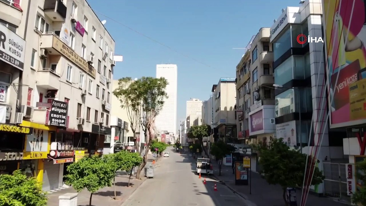 Mersin'de cadde ve sokaklar yine boş kaldı