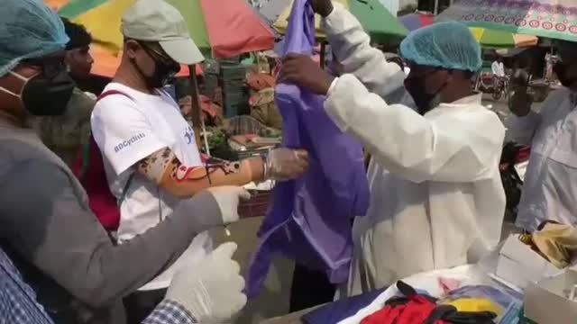 Bangladesh pone trajes de protección a disposición de los ciudadanos en los mercadillos