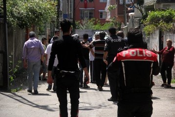 Sokağa çıkan vatandaşları polis ceza yazıp zorla eve soktu