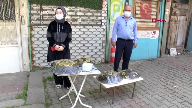 SULTANBEYLİ'DE SAĞLIK ÇALIŞANLARI VE POLİSLERE YAPRAK SARMA İKRAMI