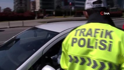 - Sokağa çıkan 18 yaşındaki genç polisleri" Dedeme yemek götürdüm" diye kandırmaya çalıştı- Cezayı...