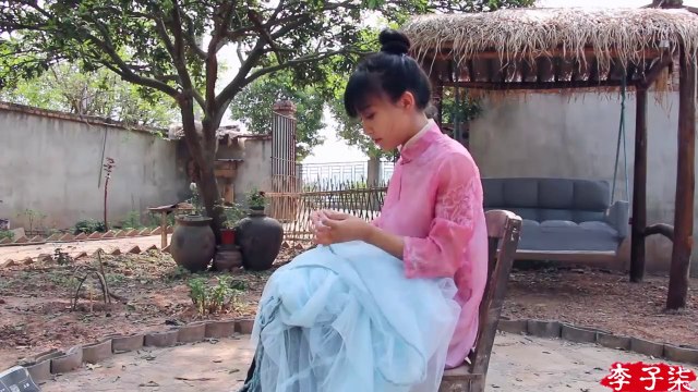 Qu'est-ce qu'une balançoire qui peut faire de l'ombre et de la pluie? Faites un look pour vous avec un canapé-lit en bois