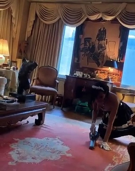 José Castelo Branco vestido de empregada às ordens de Betty Grafstein