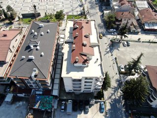 Terasta bisiklet süren kişi drone ile görüntülendi