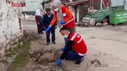 Yaşlı çiftin odunlarını Vefa ekipleri kırdı