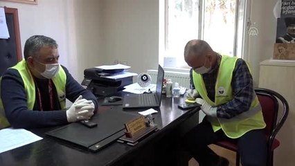 İmamlar, vatandaşların market ihtiyacını gidermenin yanında dini sorularını da yanıtlıyor