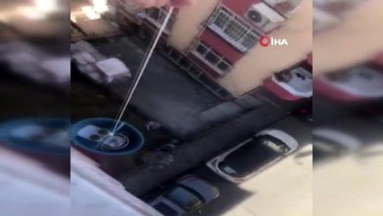 Pişirdiği kahveleri balkondan komşularına sarkıttı