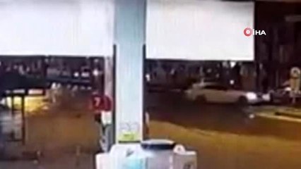 Tatvan'da kontrolden çıkan araç trafik ışıklarına çarpıp refüje girdi... Kaza anı kamerada