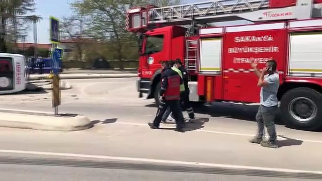 Sakarya'da ambulans kaza yaptı. Kazada 2'si sağlık görevlisi 3 kişi yaralandı