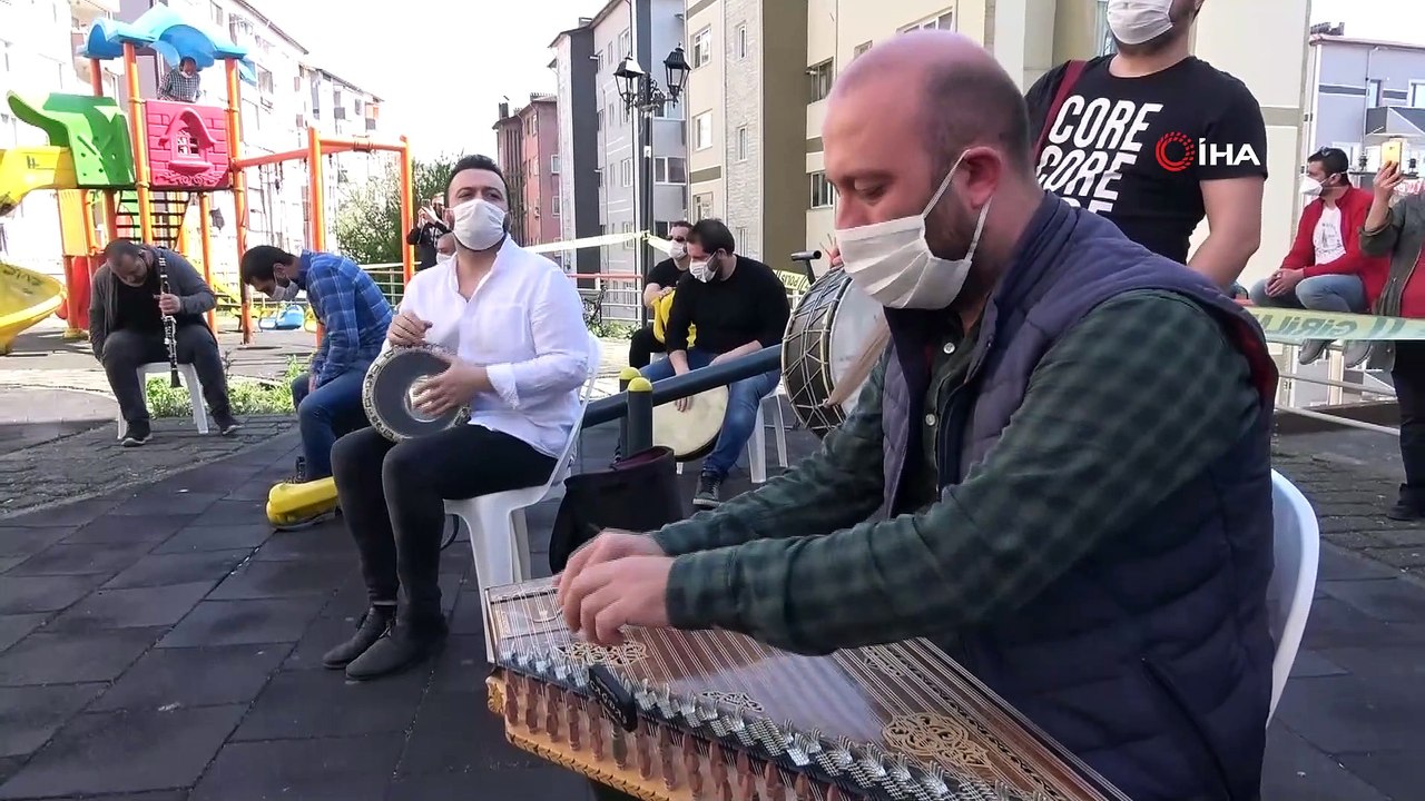 Sokağa çıkma kısıtlamasında halka mini konser verdiler