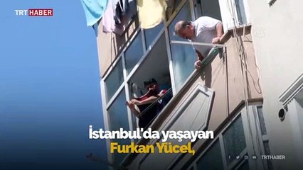 Evinin balkonundan tulum eşliğinde mahalleye moral veriyor