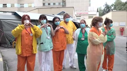 Minuto de silencio de los sanitarios a la hora de los aplausos en las puertas de los hospitales
