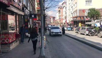 Yolda dengesini kaybeden vatandaş araca böyle çarptı