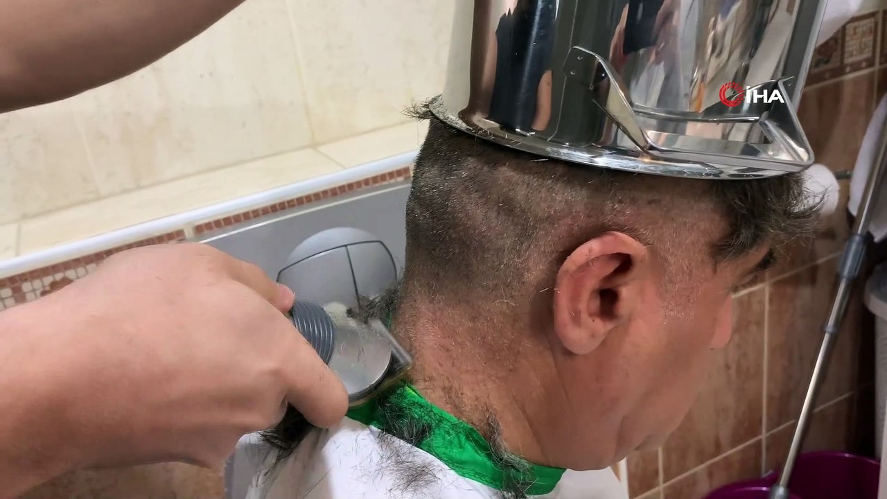 Kafasına tencereyi geçiren türkücüden 'tas tıraş' önerisi - Dailymotion  Video