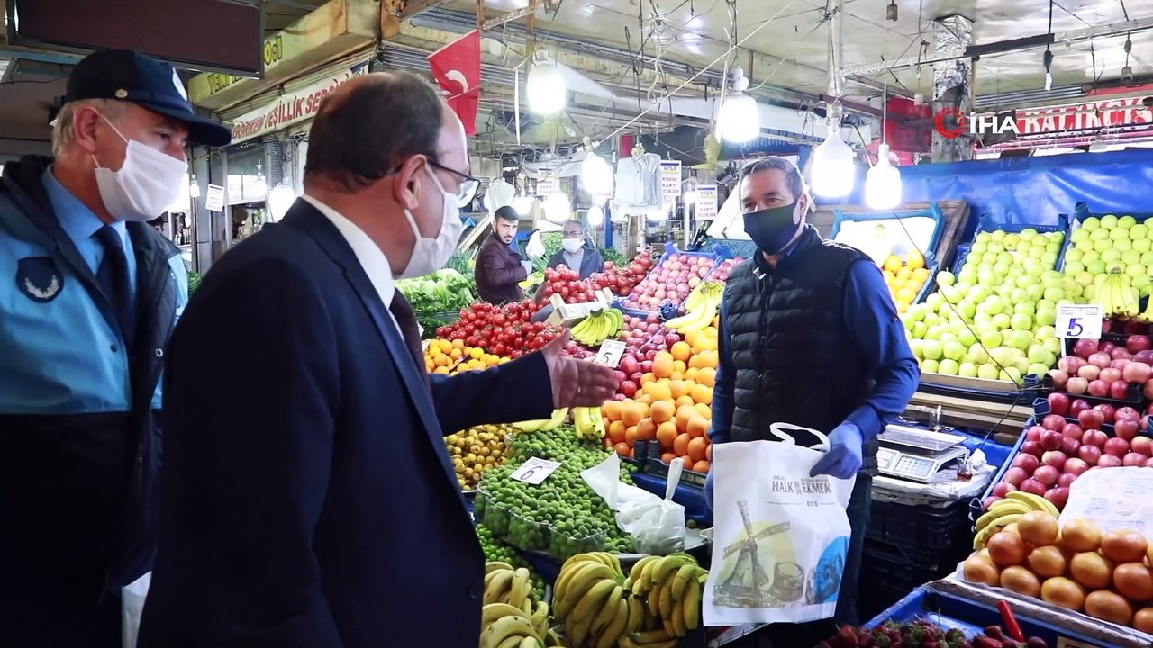 Büyükşehir Belediyesi Ulus halinde maske, eldiven ve dezenfektan dağıttı