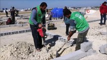 - Suriye’de 2 bin 816 briket ev daha tamamlandı- İnşası tamamlanan evlere savaş mağduru aileler yerleştiriliyor- Briket evlere yerleştirilen ailelere sünger yatak, kılıflı yastık, çift kişilik battaniye, bez dolap, su termosu ve mutfak ge