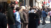 İstanbul’da sokağa çıkma kısıtlamasının ardından metrelerce banka sırası