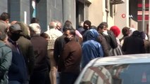 İstanbul'da sokağa çıkma kısıtlamasının ardından metrelerce banka sırası