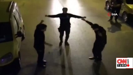 Balkondaki vatandaşlar çaldı, polisler oynadı