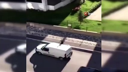 Ekmek satışını Yıldız Tilbe ile renklendirdi, mahalleli pencereden alkışlarla eşlik etti