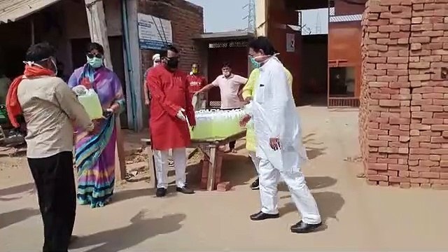 आगरा: कोरोना की जंग में क्षेत्रीय प्रतिनिधि उतरे मैदान में, जिले में वितरित किया हाइपोक्लोराइट सॉल्यूशन