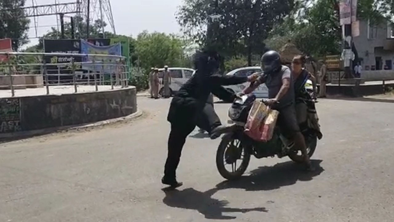 कोरोना का रूप धर सड़क पर निकला यूपी पुलिस का सिपाही, कुछ इस तरह लोगों को कर रहा है जागरूक