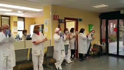 Hastaneye ücretsiz hasta taşıyan taksiciye sağlık çalışanlarından sürpriz