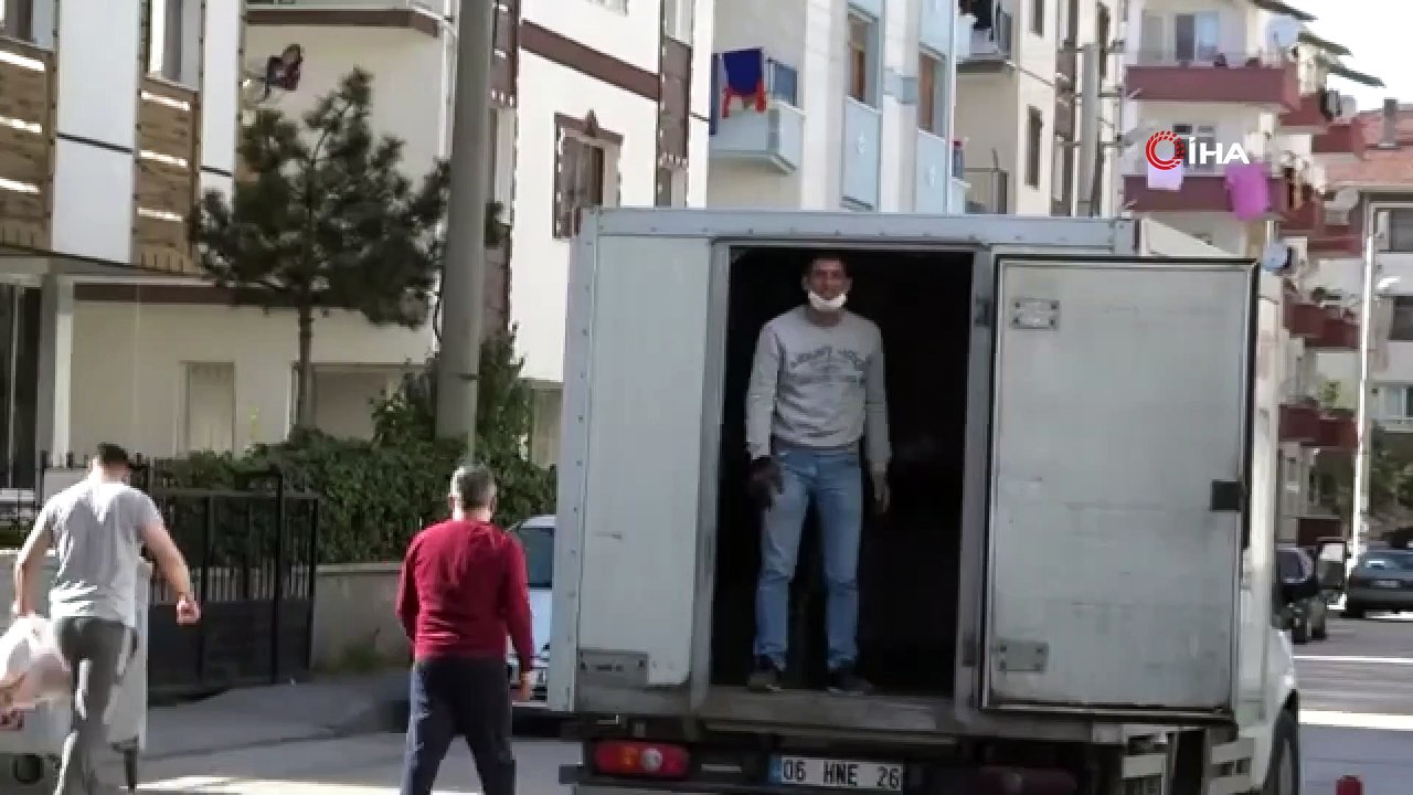 70 yaşındaki Mevlüt amca, 15 yıldır eline almadığı akordiyonu komşuları için çaldı