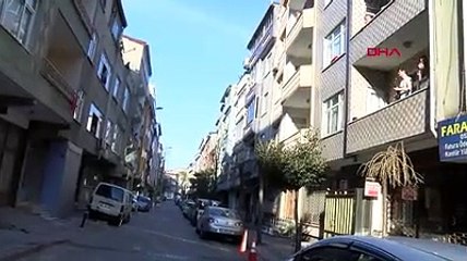 Balkondan konser veren gence polis, sirenle eşlik etti