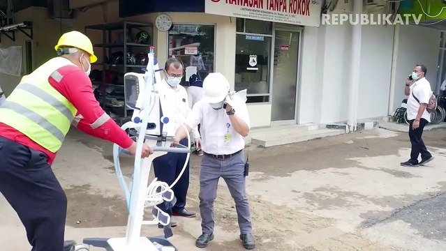 Pekerja farmasi memproduksi obat di sebuah pabrik farmasi di Jakarta Timur.